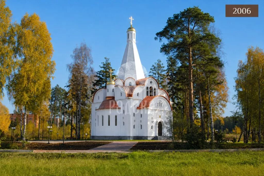 Church of St. George the Victorious in Balashikha with a copper roof among autumn trees, 2006.