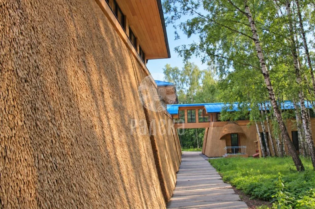 Close-up of the reed facade cladding and the path between the buildings in Butovo.