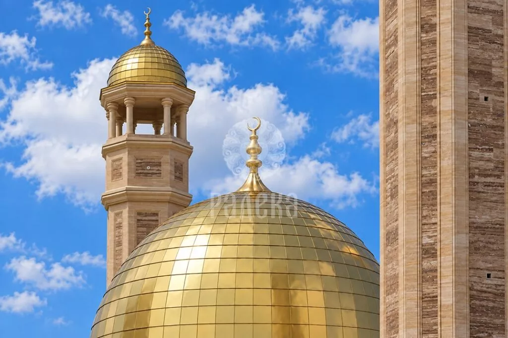 Центральный купол из TECU Gold и золотистое завершение минарета мечети в Грозном.