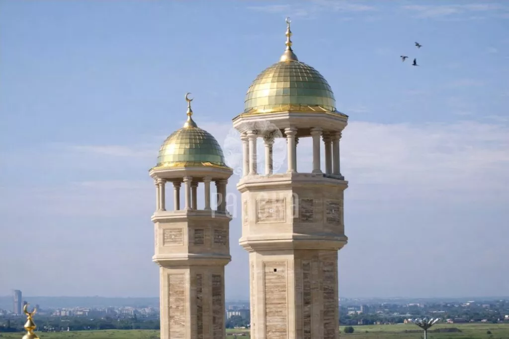 Два минарета мечети в Грозном с колоннами и куполами из TECU Gold