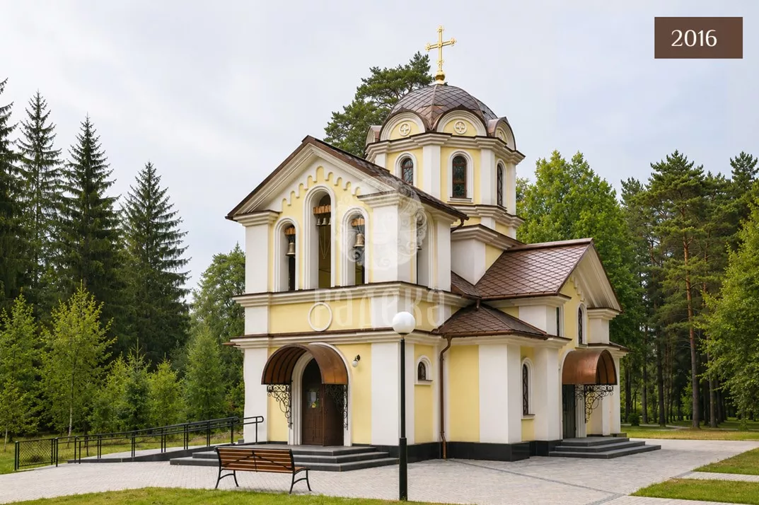 Скатная и округлая медные кровли у башенной части храма в Жилино, строительные леса, 2013 год.