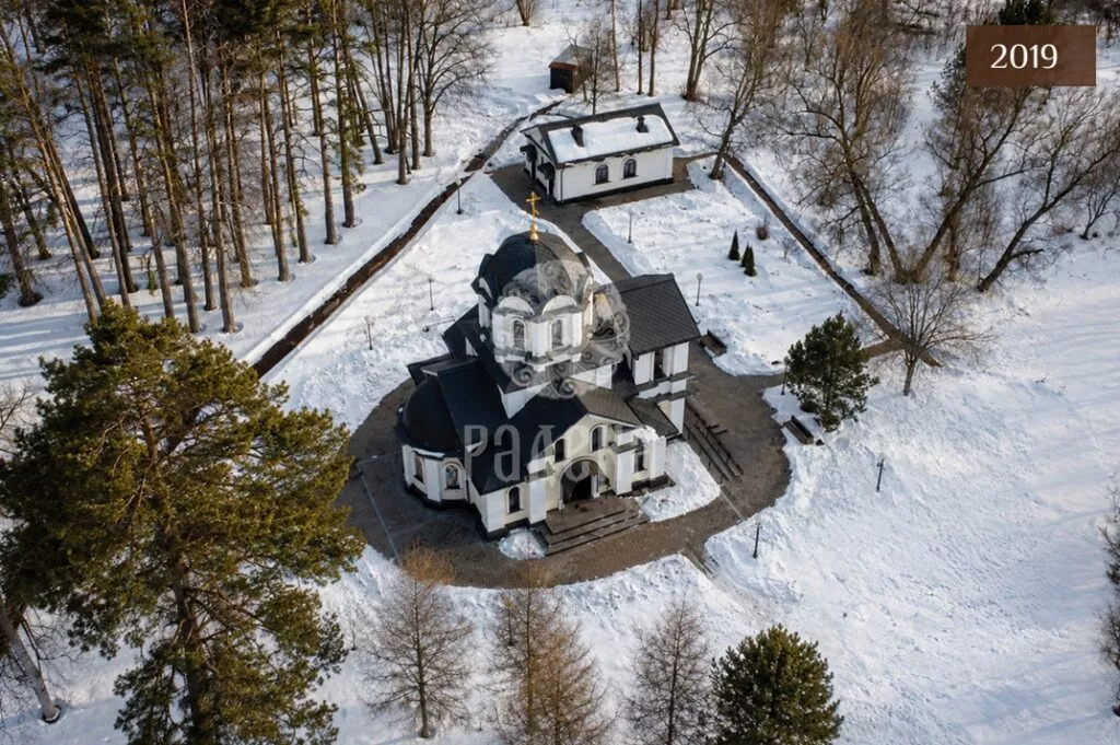 Зимний вид сверху на храм святителя Луки Симферопольского и медную кровлю в Жилино, 2019 год.