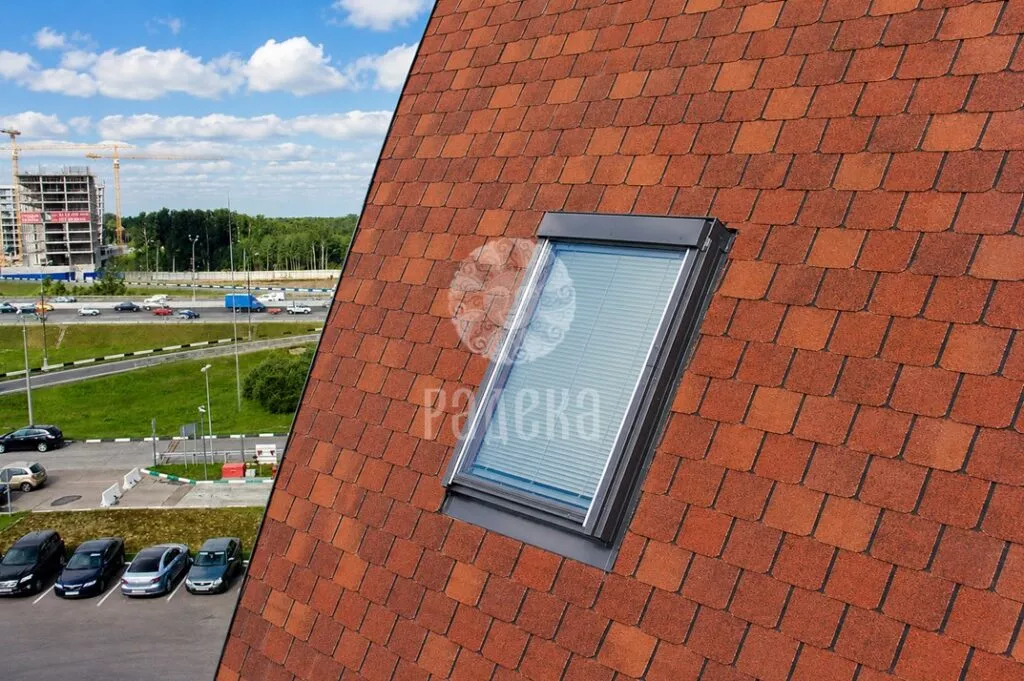 Мансардное окно с металлическим окладом в кровле из гибкой черепицы CertainTeed Highland Slate, ОЦ «Колизей».