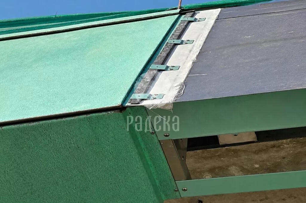 Detail of the copper cladding fastening of Reef Residence with exposed fastening elements and substructure.